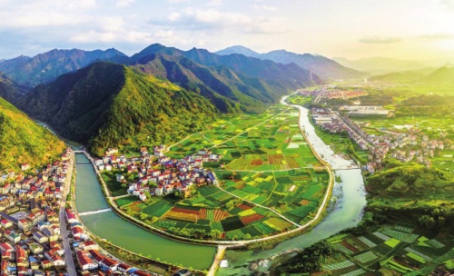 麗水生態優勢明顯。圖為多彩的沿江風景,村景人相融。酈益敏/攝