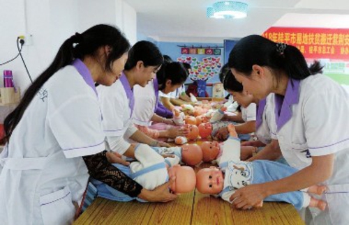 “一老一小”服務市場需求大,很多地區的扶貧項目開展了育英培訓等工作。國家發展改革委振興司/供圖