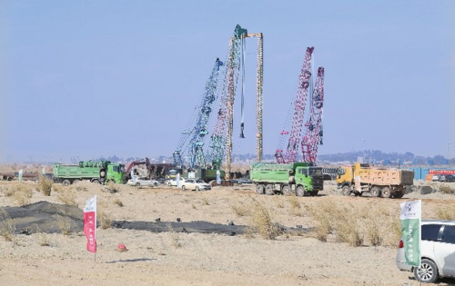 福建廈門:新機場項目全面開工
1月4日,福建廈門新機場項目全面開工活動在翔安大嶝舉行。此次機場片區共有8個項目集中開工,總投資超620億元,涵蓋航空產業、基礎設施和社會事業三大類。圖為廈門新機場項目開工現場。新華社