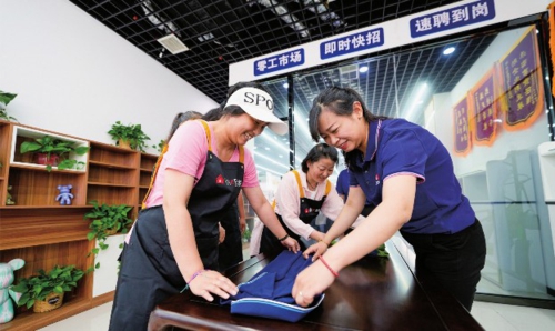 近年來,河北省唐山市路南區持續推進公共就業服務體系建設,大力發展公益性零工市場,為靈活就業人員提供信息發布、技能培訓、權益保障等服務,有效促進群眾就業。圖為工作人員在為求職者進行家政技能培訓。新華社