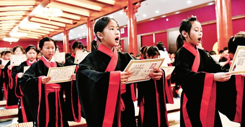 在“孔子故里”山東省曲阜市,孔廟、孔府、孔林“老三孔”作為中華優秀傳統文化教育的重要場所,一年四季人潮涌動。孔子研究院、尼山圣境、孔子博物館“新三孔”進一步拓展了儒學研究和傳承平臺,也成為研學旅行熱門目的地。圖為今年6月,來自濟南大學附屬小學的同學們在曲阜市參加研學旅行,誦讀經典。新華社