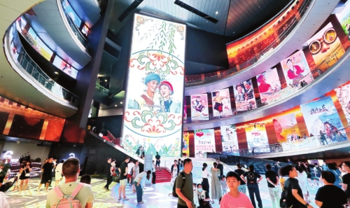 隨著電影市場的強勁復蘇,電影文化吸引了越來越多的觀眾走進中國電影博物館。圖為8月20日,參觀者在中國電影博物館了解電影文化的歷史和發展。
商雨晗/攝
