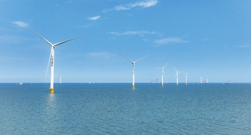 三峽新能源昌邑市海洋牧場與三峽300MW海上風(fēng)電融合試驗(yàn)示范項(xiàng)目。陳蘋蘋/攝