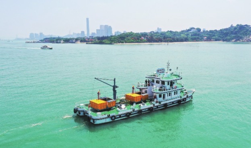 福建省廈門市海上環(huán)衛(wèi)站專職負(fù)責(zé)海上保潔工作。目前,環(huán)衛(wèi)站共設(shè)置4個環(huán)衛(wèi)碼頭,配備6艘自主研發(fā)設(shè)計的機械清掃船和48艘小型保潔船舶,作業(yè)人員160余人,實現(xiàn)海漂垃圾“打撈清理-吊裝轉(zhuǎn)運-資源化無害化處置”全過程管理和近岸海域保潔全覆蓋,守護碧海銀灘。圖為廈門海上環(huán)衛(wèi)站“廈海環(huán)003號”海上環(huán)衛(wèi)船行駛在廈鼓海域。新華社