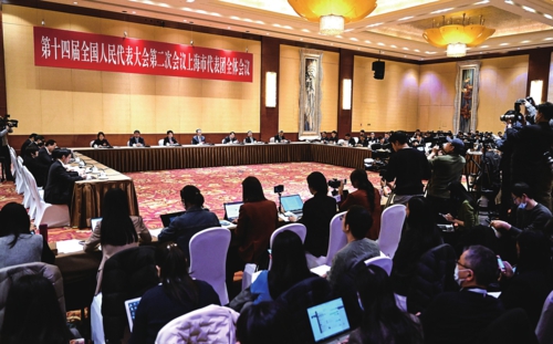 3月6日,出席十四屆全國人大二次會議的上海代表團舉行開放團組會議。陳正寶/攝