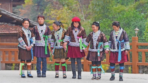 近年來,位于大山深處的廣西柳州市融安縣東起鄉崖腳村銅板屯,通過粵桂對口幫扶,攜手推進鄉村振興。圖為銅板屯村民羅桂枝(左二)、楊莉(左四)和柳州市融水苗族自治縣的婦女一起交流。新華社
