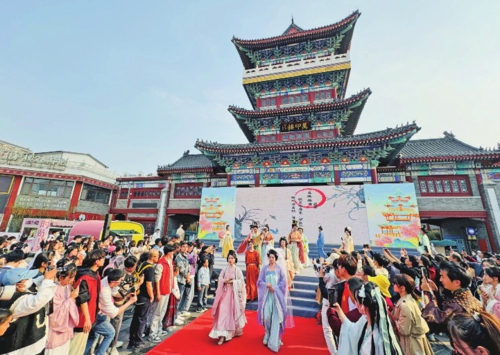 圖為濰坊十笏園文化街區開展的漢服活動。中共濰坊市委宣傳部/供圖