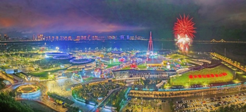 燈火輝煌的夏日冰雪大世界