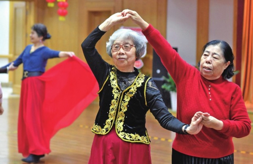 圖為老年人在河北省廊坊市香河縣大愛書院養(yǎng)老中心活動室跳舞。新華社