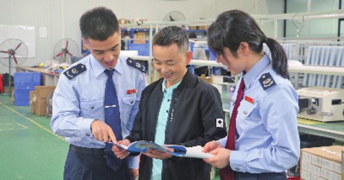 圖為花都區(qū)稅務(wù)局“花稅先楓”服務(wù)團(tuán)隊(duì)對(duì)專(zhuān)精特新企業(yè)開(kāi)展“稅企面對(duì)面”走訪。