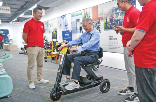 日前,位于深圳的老年用品商場“深業·健康匯”向市民開放,吸引眾多市民前來了解選購。圖為老人在體驗折疊電動代步車。新華社