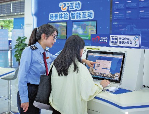 智慧稅務持續升級辦稅體驗。陳曉冰/攝