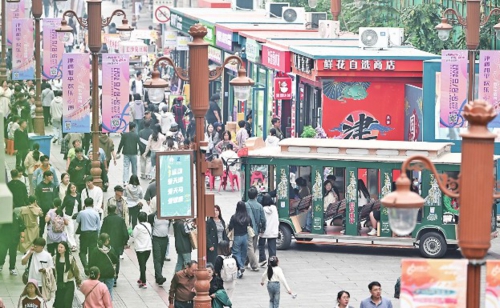 近年來,天津市和平區推動步行街載體提升改造,繁榮夜間經濟,打造體驗式、場景化消費模式。如今,金街日客流量約30萬~40萬人次,成為了市民、游客流連忘返的好去處。圖為游人在天津金街漫步。新華社