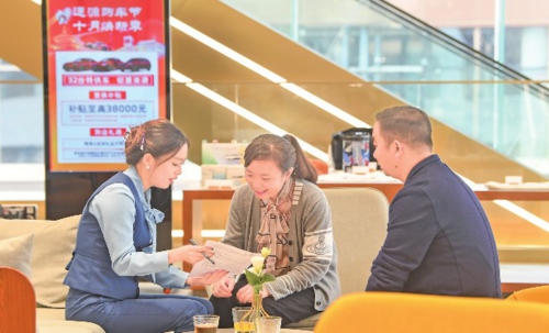 今年以來,重慶市江北區持續深入開展汽車、家電等重點商品消費直補,促進消費潛力有效釋放。圖為近日重慶市江北區北濱一路一家4S店的工作人員為消費者介紹購車補貼相關政策。新華社