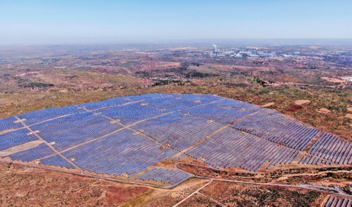 圖為陜西神木普天新能源有限公司的光伏發(fā)電區(qū)。新華社