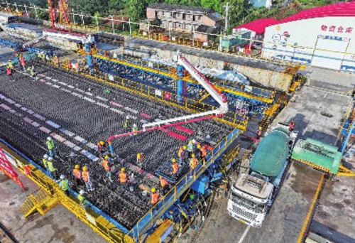 近日,渝萬高鐵萬州段箱梁預(yù)制工作正式啟動,項目建成通車后,有利于促進(jìn)渝東北三峽庫區(qū)城鎮(zhèn)群和重慶主城都市區(qū)便捷聯(lián)系。圖為中鐵十一局渝萬高鐵萬州響水鎮(zhèn)制梁場的預(yù)制箱梁澆筑作業(yè)現(xiàn)場。新華社