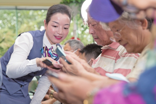 上海電信通過“愛心翼站”“幸福課堂”,以更用心的適老化舉措托起幸!跋﹃柤t”。