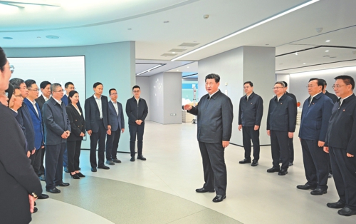 11月4日至6日,中共中央總書記、國家主席、中央軍委主席習近平在湖北考察。這是5日下午,習近平在武漢產業創新發展研究院考察時,同科研人員和企業負責人親切交流。新華社記者謝環馳/攝